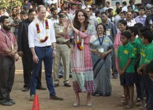 الأمير وليام وكيت يلعبان الكريكيت مع أطفال فقراء بالهند