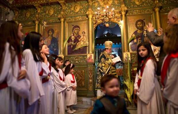بالصور| فلسطينيون يحتفلون بـ"أحد الشعانين" بكنيسة القديس برفيريوس