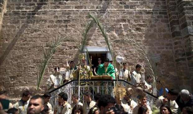 بالصور| فلسطينيون يحتفلون بـ"أحد الشعانين" بكنيسة القديس برفيريوس